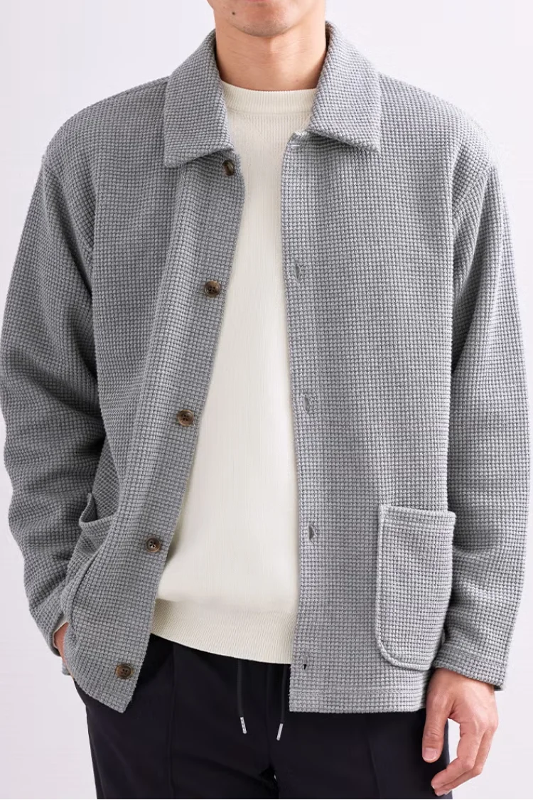 ワッフルカーディガンを着用した30代男性向けのきれいめ春コーデ