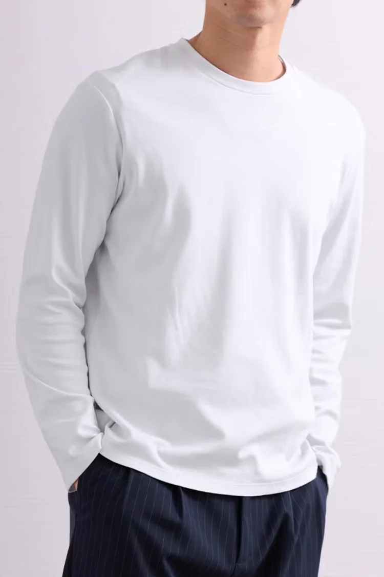 CODEロングスリーブTシャツを着こなす30代男性の春コーデ